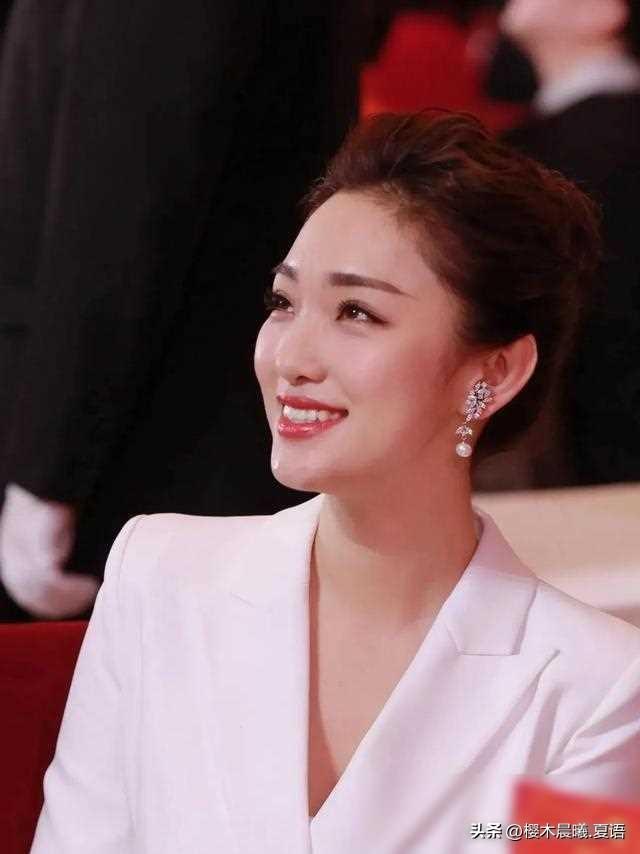 笑起来最好看的女主持人，央视电影频道当家花旦蓝羽，你认同吗？