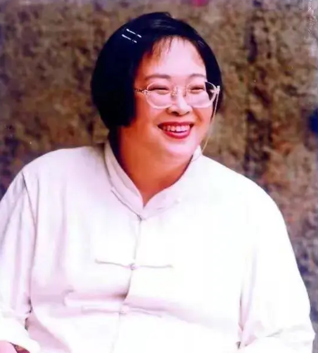 最丑女主持张越近况：身形暴瘦鼻孔外翻，59岁仍未婚，与土狗相伴