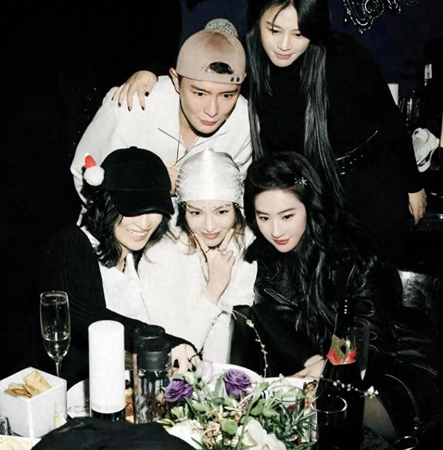 武汉唱K夜，刘亦菲与檀健次、龚俊、金靖嗨翻全网！