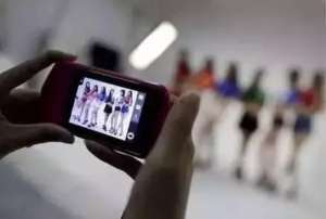 女主播YY直播 迅雷下载(文化局当头一棒 丨 哪些直播真人秀亮红灯？)