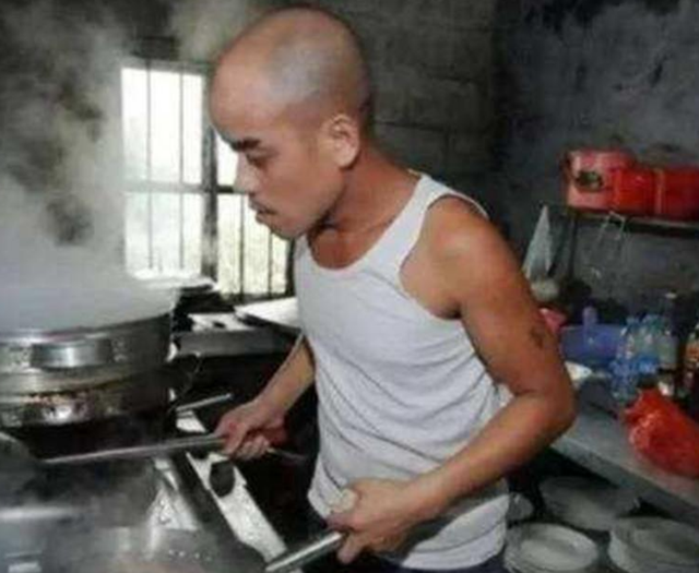 此人靠“光头强”走红，娶网红开豪车，后媳妇跑路，开摩的讨生活