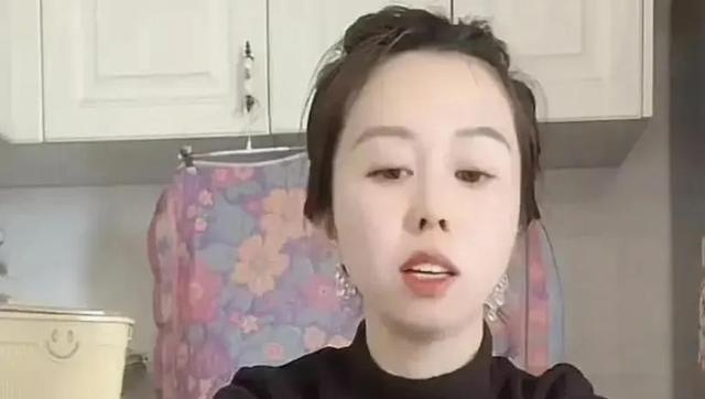 田静直播，称想回九江却怕被质疑蹭流量，没辞职利用吃饭时间带货
