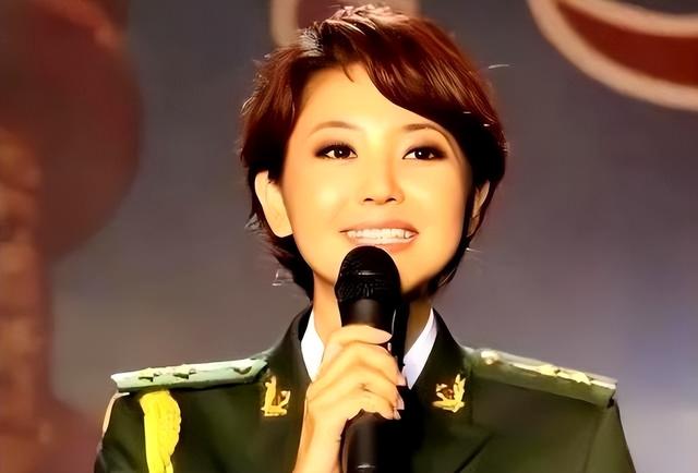 央视著名主持人和大8岁领导闪婚，婚后分居多年，她过得幸福吗？