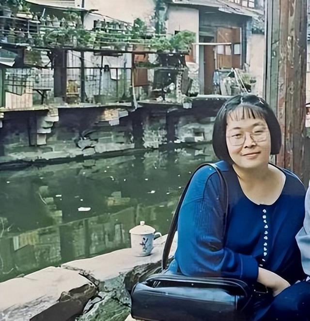 最丑女主持张越近况：身形暴瘦鼻孔外翻，59岁仍未婚，与土狗相伴