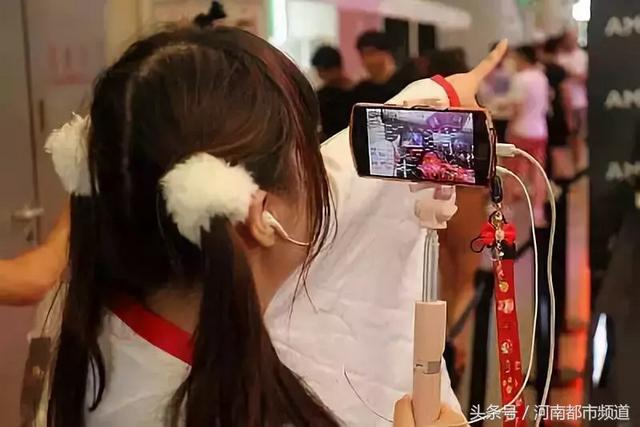 年入百万、住豪宅，网红真的好做吗？杭州23岁漂亮女主播被索赔百万