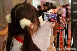 三个女主播豪宅内在线(年入百万、住豪宅，网红真的好做吗？杭州23岁漂亮女主播被索赔百万)