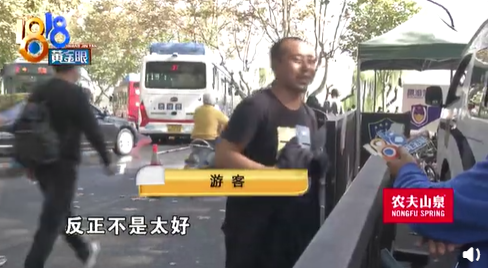 女主播在西湖景区叼着鞋跪爬还征婚,自称开播时把自己当小丑,被特保人员劝离