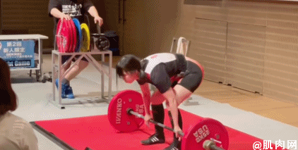 日本小姐姐直播做引体向上，吸引众多网友围观：这很强势