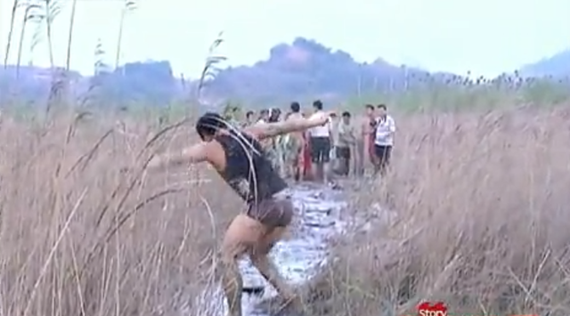 武汉矿场芦苇荡传出求救声，一女子深陷沼泽中，救援发现竟是孕妇