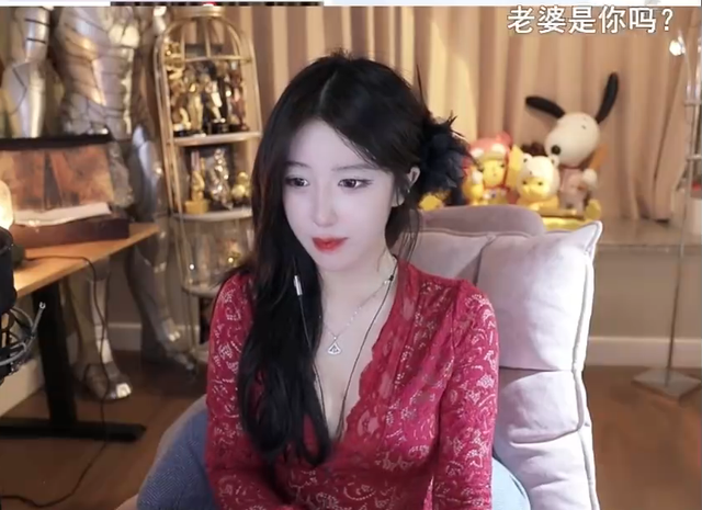 女主播呆妹儿圣诞夜穿深V战袍直播遭超管封禁，网友：想搞热度？