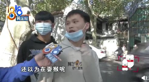 女主播在西湖景区叼着鞋跪爬还征婚,自称开播时把自己当小丑,被特保人员劝离