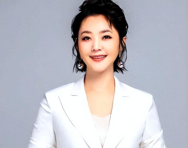 央视著名主持人和大8岁领导闪婚，婚后分居多年，她过得幸福吗？