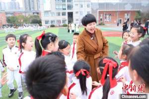 刘希娅代表：躬身讲台30载，不拘一格育人才