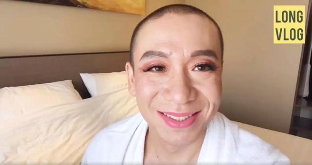 二手玫瑰主唱梁龙“被迫营业”成美妆博主？网友：艺术家，也需要流量