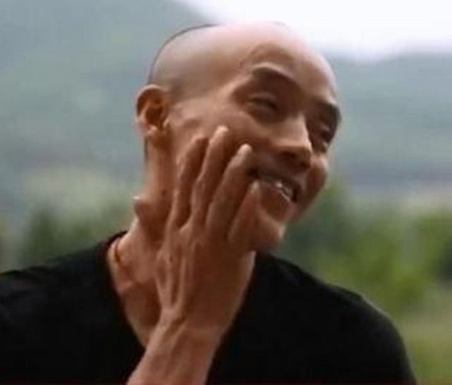 此人靠“光头强”走红，娶网红开豪车，后媳妇跑路，开摩的讨生活