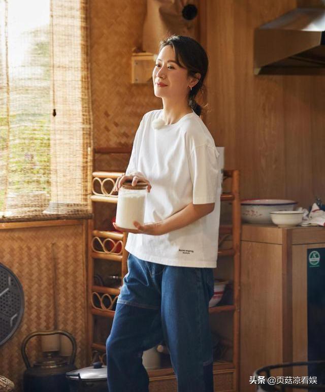 海清直播按摩脚底,动作专业宛如修脚师父,养生狂魔果然名不虚传