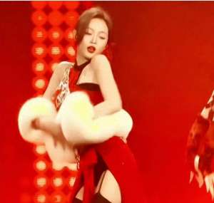 韩国美女主播脱丝袜(吴宣仪生日会跳舞惹争议，现场脱衣换装，尺度之大引男粉吹口哨)