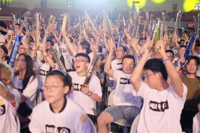 组织一场千名学生的看球趴，要的是NBA球迷更加年轻化