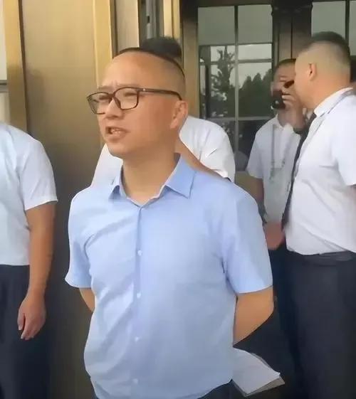 地产老总被金融美女举报搞多人运动，集团回应两个月前已解除合同