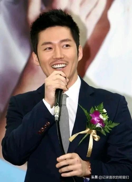 年近45岁的张赫依旧少年感满满，他的少年感来源于什么地方？