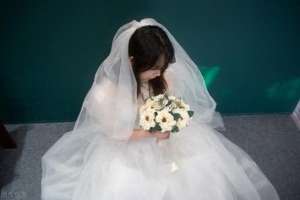 女主播佳妮视频(女网红立遗嘱，3千万财产都留给小男友，却糟小男友嫌弃)