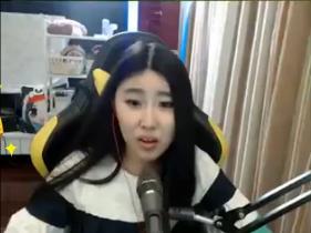LOL“最丑”女主播阿怡是怎么火的？网友：不卖骚，不膨胀！