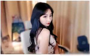 女主播直播后忘关摄像头(女主播忘关摄像头，换衣全过程被直播，画面让人不堪入目，)