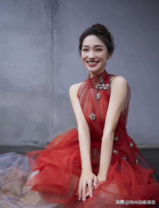 笑起来最好看的女主持人，央视电影频道当家花旦蓝羽，你认同吗？