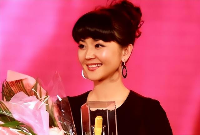 央视著名主持人和大8岁领导闪婚，婚后分居多年，她过得幸福吗？