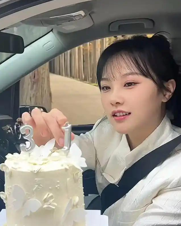 挖呀挖女幼师现状曝光：住豪宅别墅开豪车，不直播靠广告赚钱