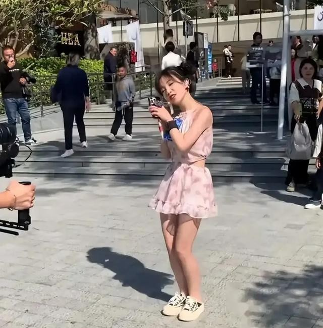 笑抽了！冯提莫成都秀胸，网友惊呼：审美大冲击