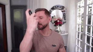 二手玫瑰主唱梁龙“被迫营业”成美妆博主？网友：艺术家，也需要流量