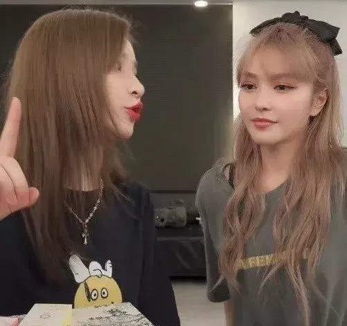 网红周扬青Grace直播素颜见人，清纯美貌惊艳网民，被劝不要再P图