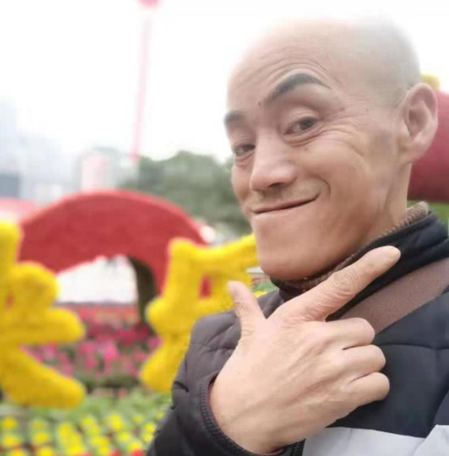 此人靠“光头强”走红，娶网红开豪车，后媳妇跑路，开摩的讨生活