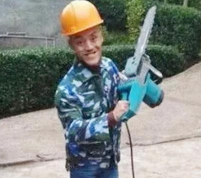 此人靠“光头强”走红，娶网红开豪车，后媳妇跑路，开摩的讨生活