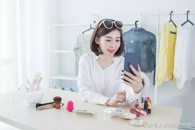 年入百万、住豪宅，网红真的好做吗？杭州23岁漂亮女主播被索赔百万