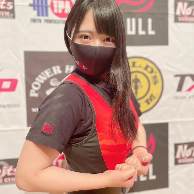 日本小姐姐直播做引体向上，吸引众多网友围观：这很强势