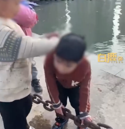 男孩玩水女子不放心远处观察，意外救了孩子一命！