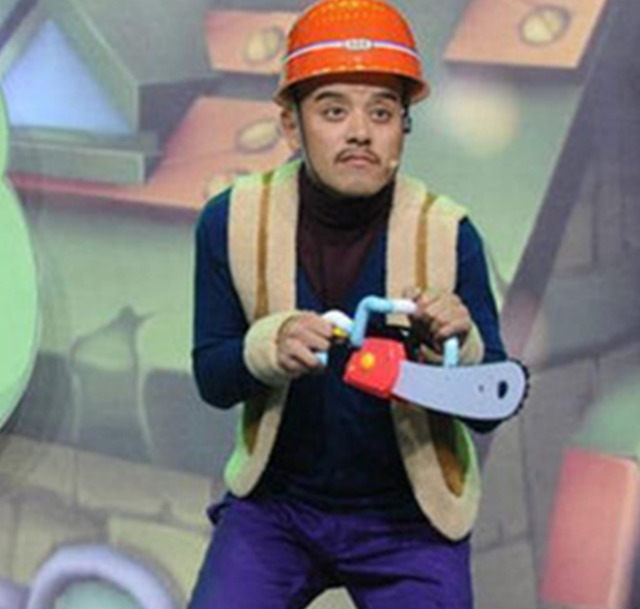 此人靠“光头强”走红，娶网红开豪车，后媳妇跑路，开摩的讨生活