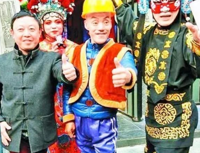 此人靠“光头强”走红，娶网红开豪车，后媳妇跑路，开摩的讨生活