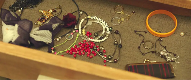 详解韩国高分电影《燃烧》中的现实讽刺和存在意义