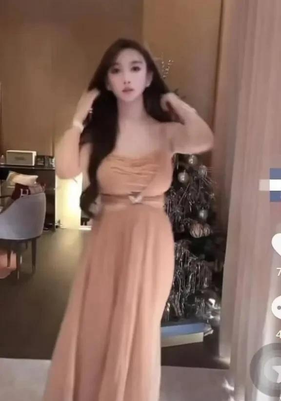 叶珂直播用卫生纸遮胸自称老板展示身材,胸部下垂小腹隆起真难看