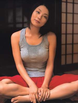 43岁日本女主播(这身材着实炸裂43岁小池荣子，日系女神性感得无可救药啊)