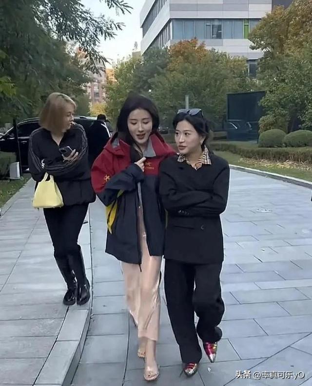 三只羊女主播停播后集体现身，素颜的她们显露真面目，实在辣眼