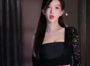 女主播跳舞福利视频(冲上热搜斗鱼舞蹈区开放大尺度直播，女主播放飞自我)