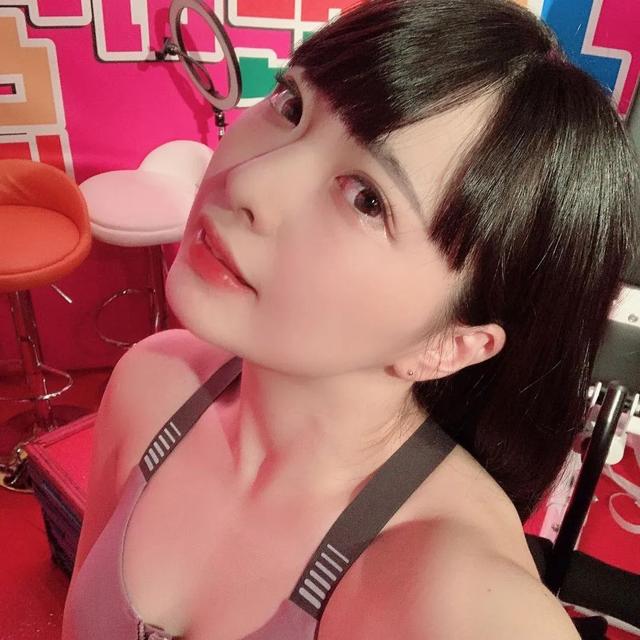 日本小姐姐直播做引体向上，吸引众多网友围观：这很强势