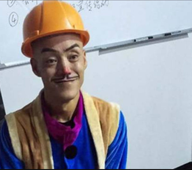 此人靠“光头强”走红，娶网红开豪车，后媳妇跑路，开摩的讨生活