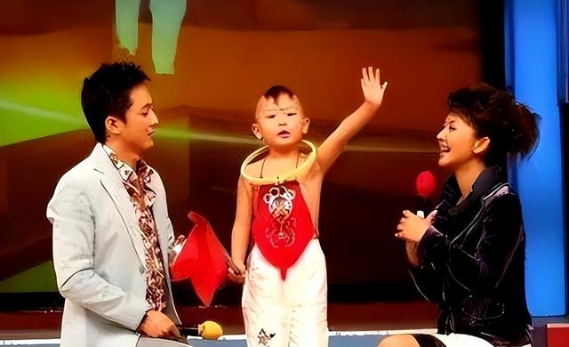 央视著名主持人和大8岁领导闪婚，婚后分居多年，她过得幸福吗？