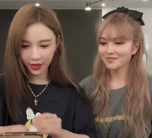 网红周扬青Grace直播素颜见人，清纯美貌惊艳网民，被劝不要再P图