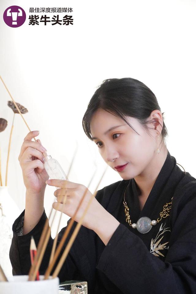 【紫牛头条】太美了，请继续弘扬传统文化！90后女孩反手“内画”绝技引网友惊叹